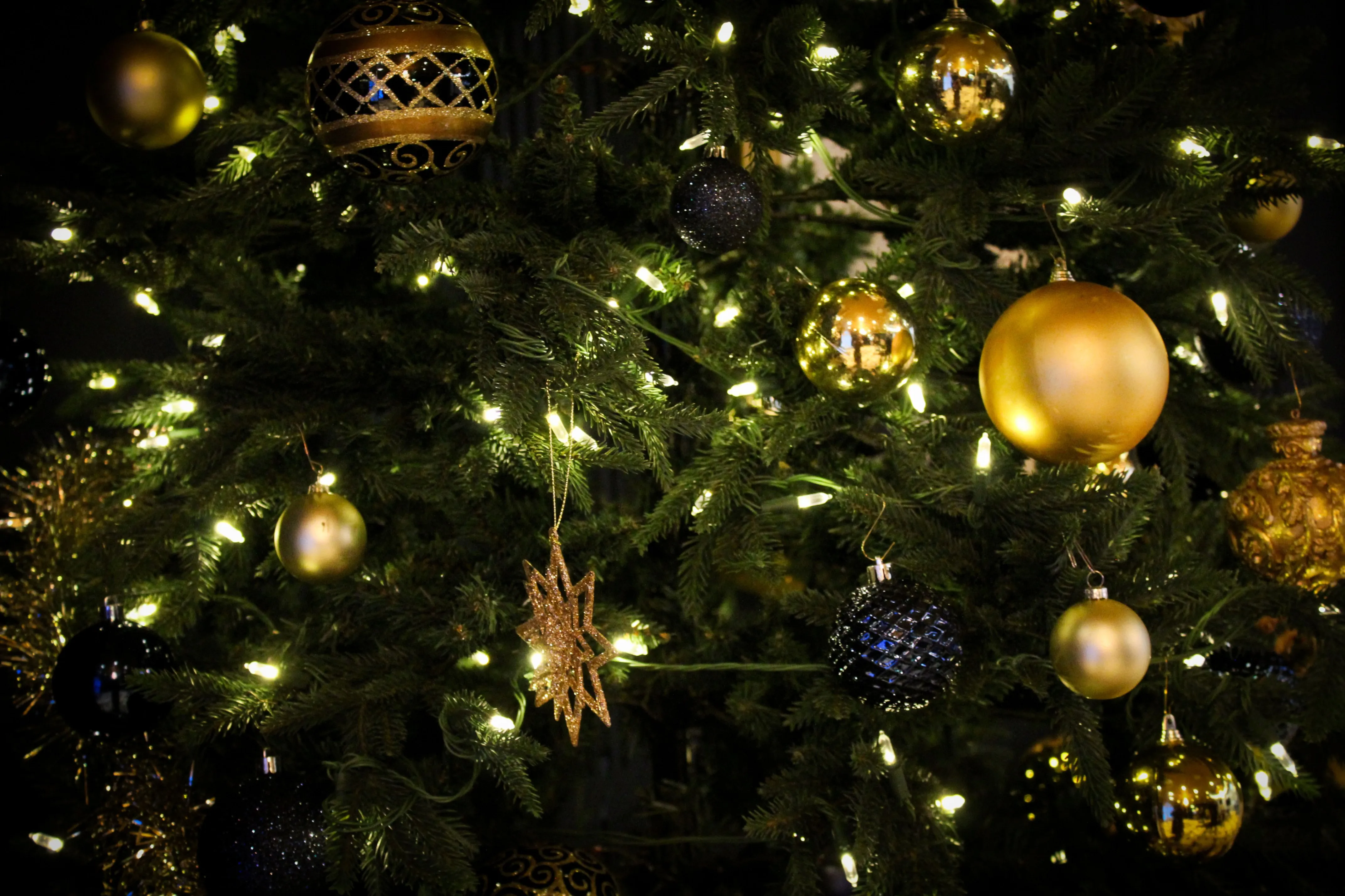Detailshot van de kerstboom in het Carlton Ambassador