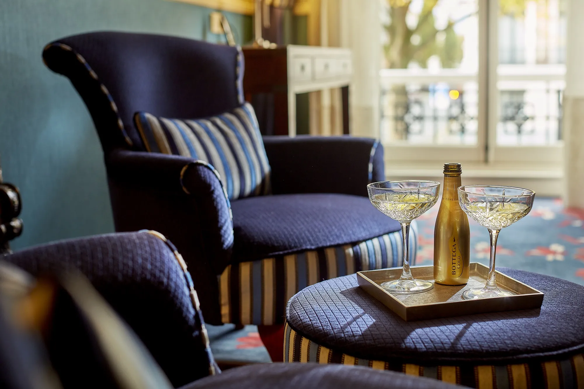 Prosecco en twee glazen in de Residence kamer bij Carlton Ambassador Hotel