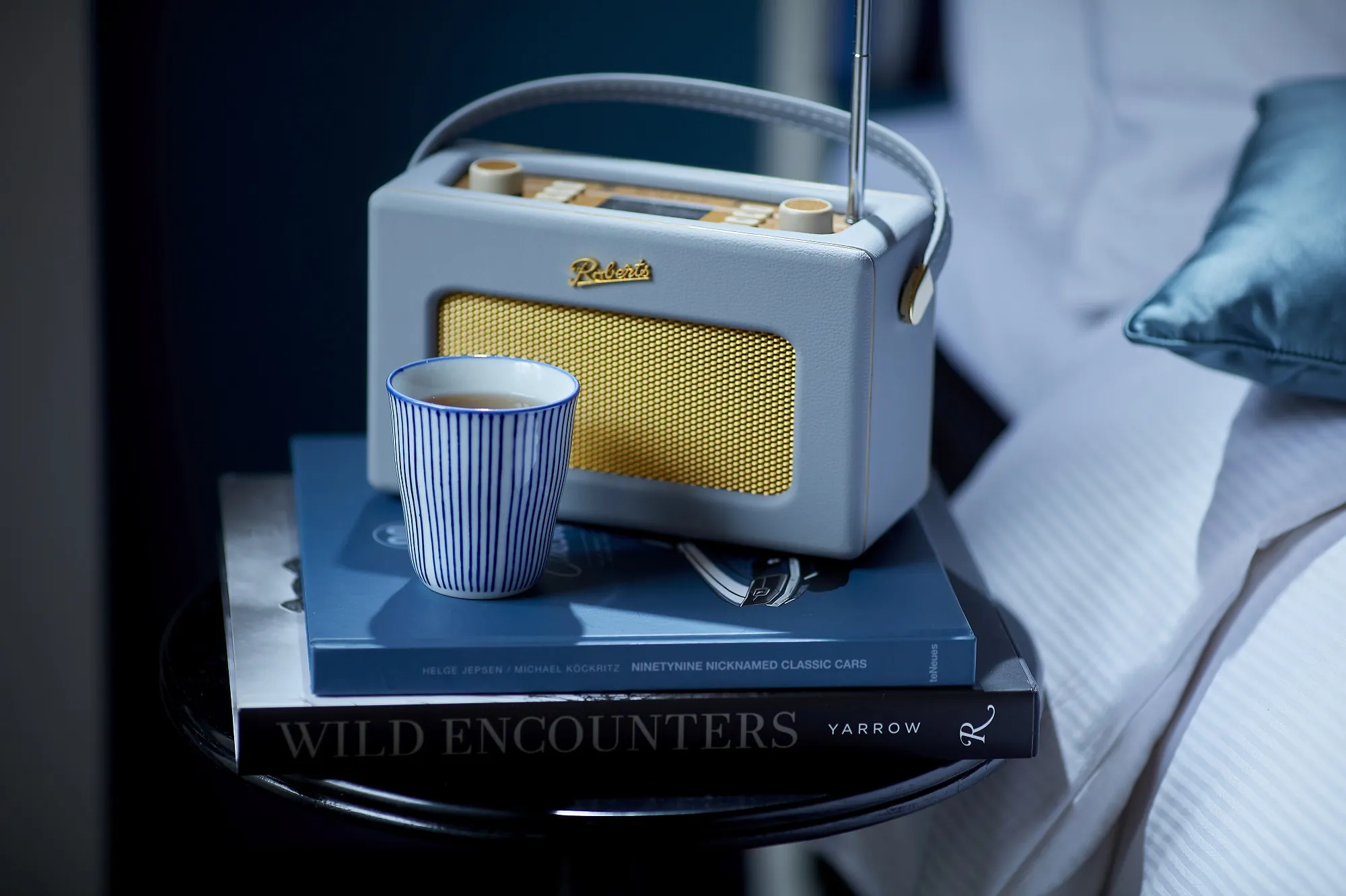 Carlton Ambassador Residence Room met retro radio