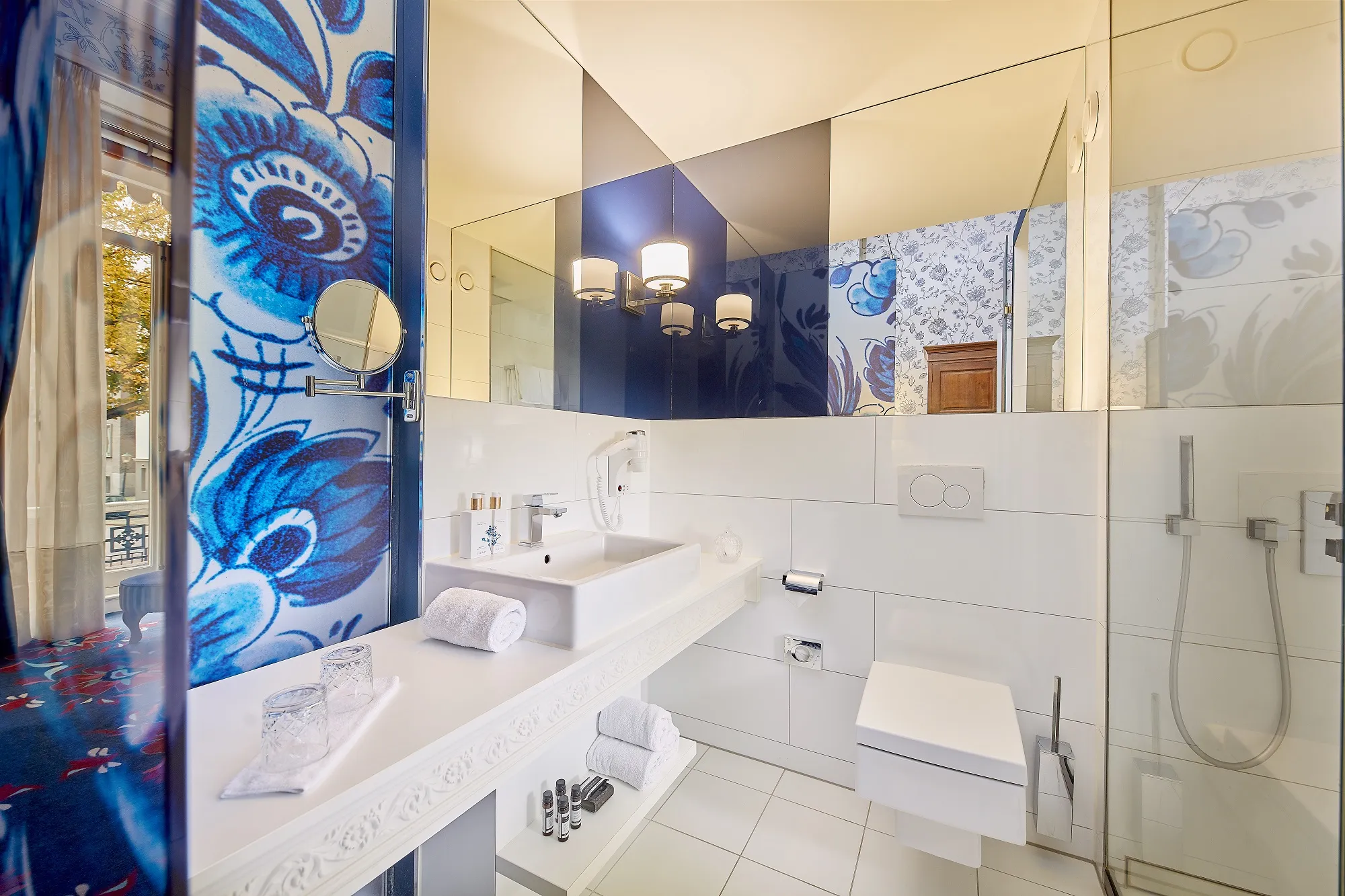 Carlton Ambassador Residence Room design badkamer
