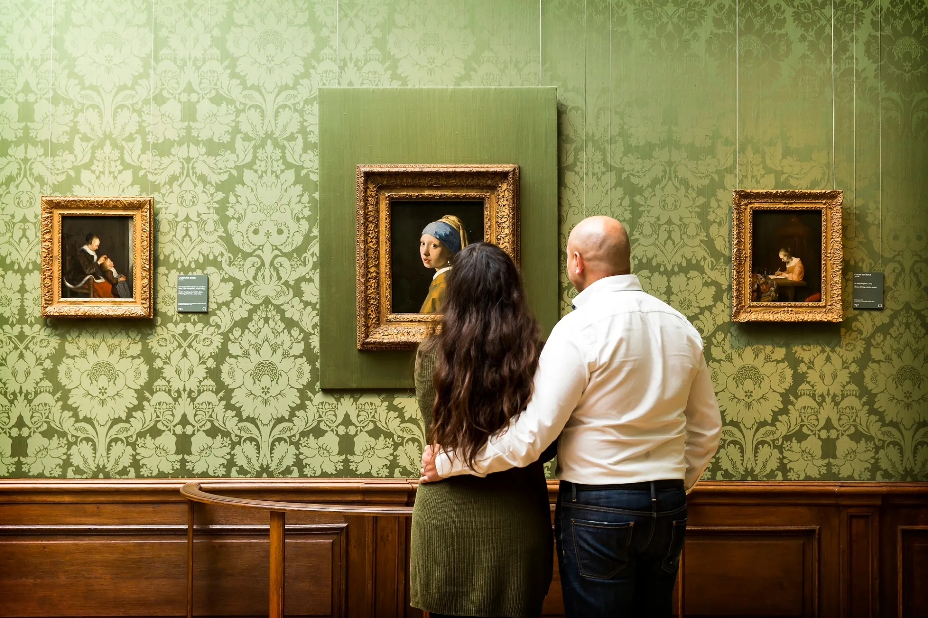 Bezoekers kijken naar het meisje met de parel in het Mauritshuis