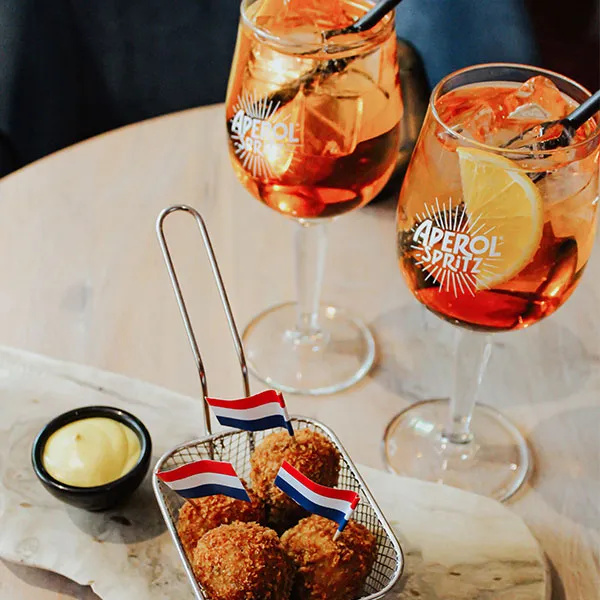 Aperol Spritz en bitterballen in Restaurant Sophia Den Haag