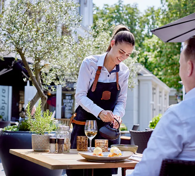 Perfect genieten op het zonnige terras van Restaurant Sophia tijdens je bijzondere overnachting in Den Haag