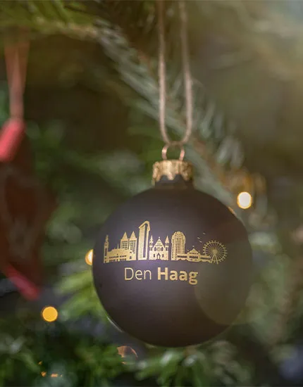 Haagse kerstbal in kerstboom