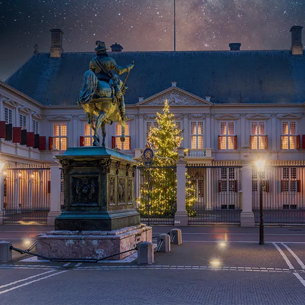 Noordeinde Palace all decked out for Christmas